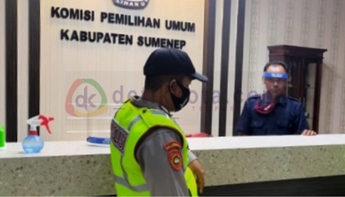 Personel Polres Sumenep jaga Kantor KPU setempat.