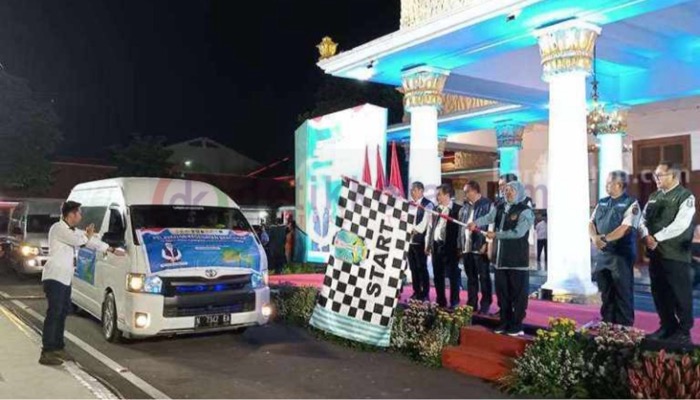 Gubernur Jawa Timur, Khofifah Indar Parawansa melepas Tim Pelayanan Kesehatan Berjalan (PKB) di depan Gedung Grahadi Surabaya menuju Pulau Kangean Sumenep.