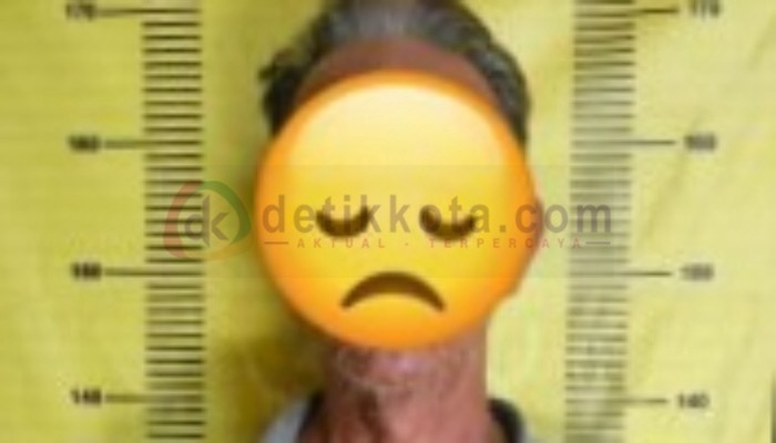 Pelaku penganiayaan inisial MN (80) usai ditangkap anggota Polsek Sepudi.