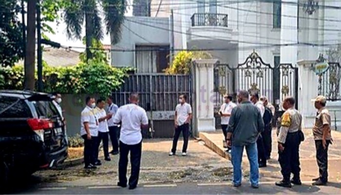 Anggota polisi dari Polda Metro Jaya menggeledah rumah Ketua KPK, Firli Bahuri di Jl. Kertanegara, Jakarta Selatan.