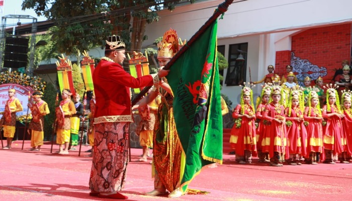 Bupati H. Achmad Fauzi Wongsojudo menyerahkan Pataka kepada (pemeran) Arya Wiraraja dalam prosesi peringatan Hari Jadi ke-754 Kabupaten Sumenep 2023.