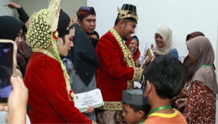 Bupati H. Achmad Fauzi Wongsojudo bersama istri memberikan santunan kepada anak yatim di acara Peringatan Hari Jadi ke-754 Kab. Sumenep.