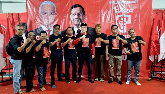 Sejumlah pengurus yang terpilih dalam Rakornas BaraGP Indonesia melakukan foto bersama.