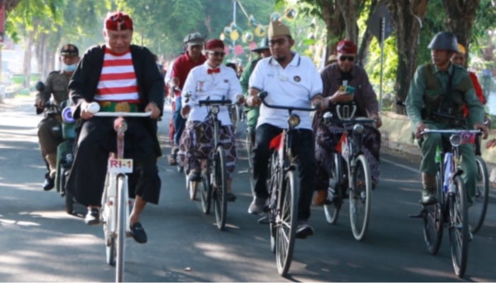 Bupati Sumenep, H. Achmad Fauzi Wongsojudo (depan tengah) ikut ngonthel bersama anggota KOSTI di acara 'Ngonthel Keraton Masa Kejayaan'.