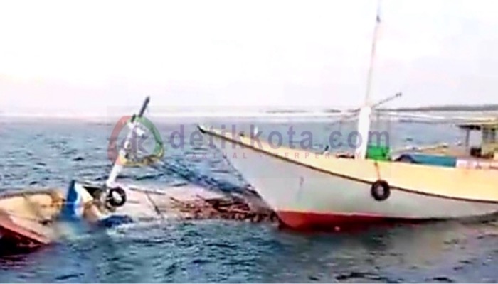 Proses evakuasi KM Marcopolo yang tersangkut karang dan terbalik di perairan Sadulang Besar, Pulau Sapeken, Kab. Sumenep.
