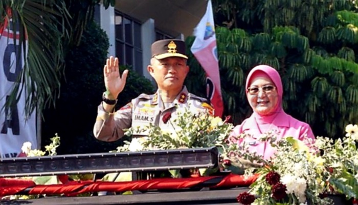 Kapolda Jatim, Irjen Imam Sugianto usai acara serah terima jabatan di halaman Mapolda setempat.