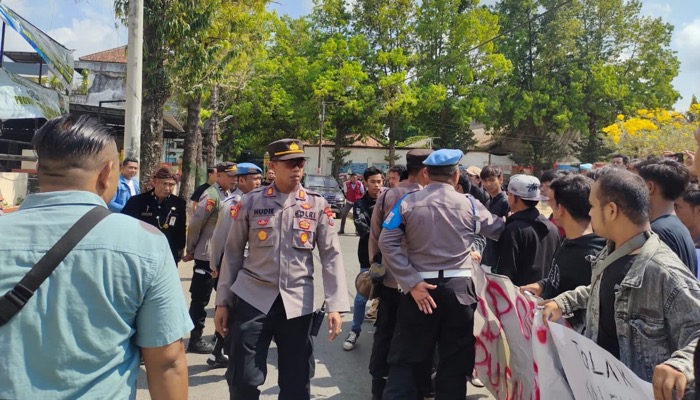 Massa aksi Pusaka melakukan demonstrasi di Kantor Dinas Kebudayaan Kepemudaan Olahraga dan Pariwisata (Disbudporapar) Kabupaten Sumenep.