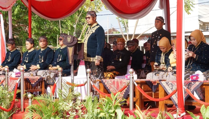 Bupati H. Achmad Fauzi Wongsojudo memimpin upacara peringatan Hari Jadi ke-754 Kabupaten Sumenep di Lapangan Adirasa PT Garam, Kalianget.