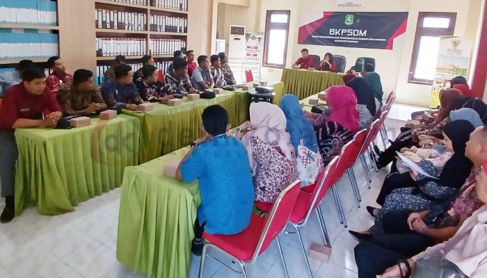 Sejumlah pendaftar PPPK tahun 2023 di Sumenep antri menyerahkan berkas pendaftaran.