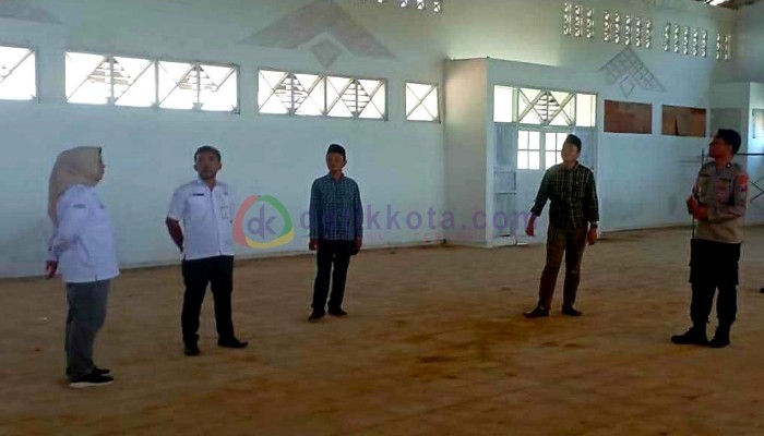 Anggota Polres Sumenep sedang melakukan penjagaan Kantor KPU setempat.