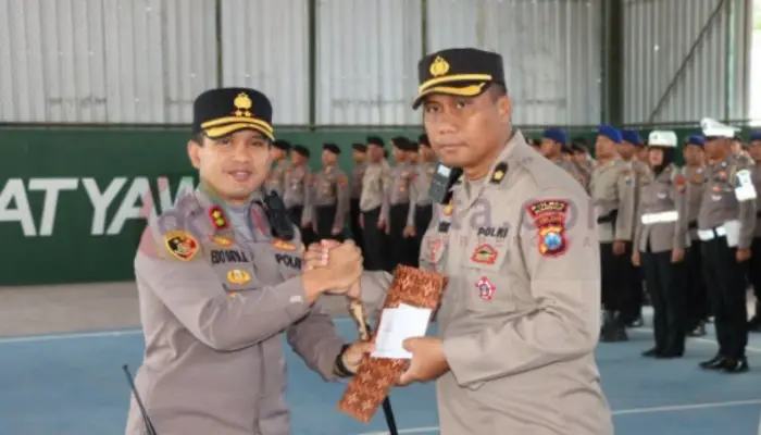 Kapolres Sumenep, AKBP Edo Satya Kentriko menyerahkan penghargaan kepada Kasat Lantas AKP Alimuddin Nasution.