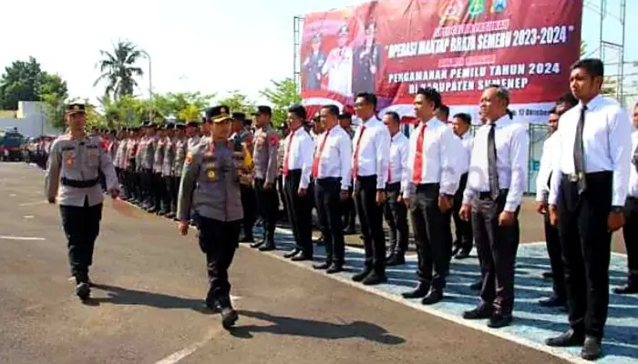 Kapolres Sumenep, AKBP Edo Satya Kentriko mengecek kesiapan personel dalam Apel Gelar Pasukan Operasi Mantap Brata Semeru 2023-2024.