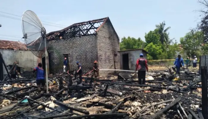 Puing-puing sisa kebakaran rumah di Desa Kertasada, Kecamatan Kalianget, Kabupaten Sumenep.