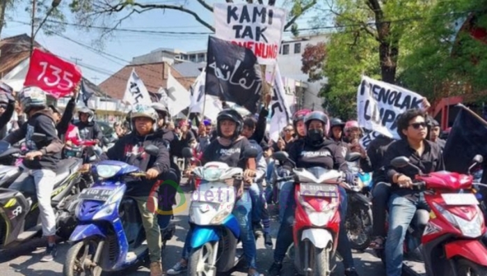 Rstusan Aremania hingga keluarga korban konvoi kendaraan menuju Stadion Kanjuruan, Malang.