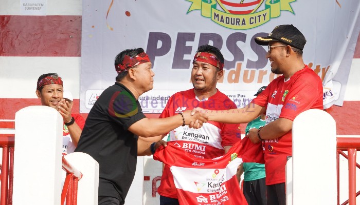 Bupati Sumenep, H. Achmad Fauzi Wongsojudo saat peluncuran jersey baru Perssu Madura City di Standion A. Yani Panglegur.