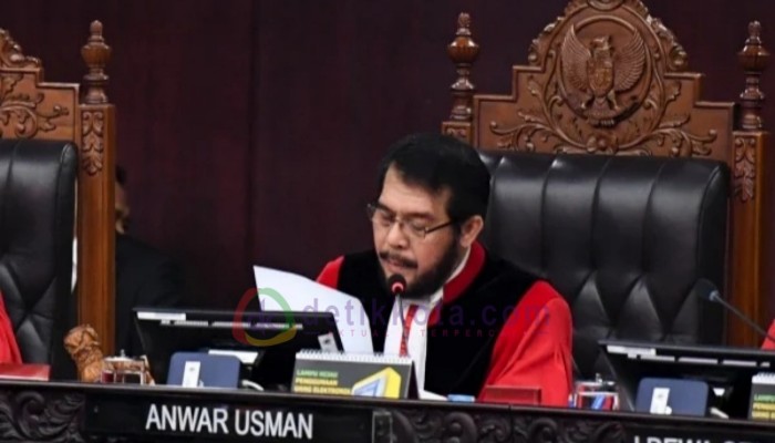 Ketua Mahkamah Konstitusi, Usman Anwar.