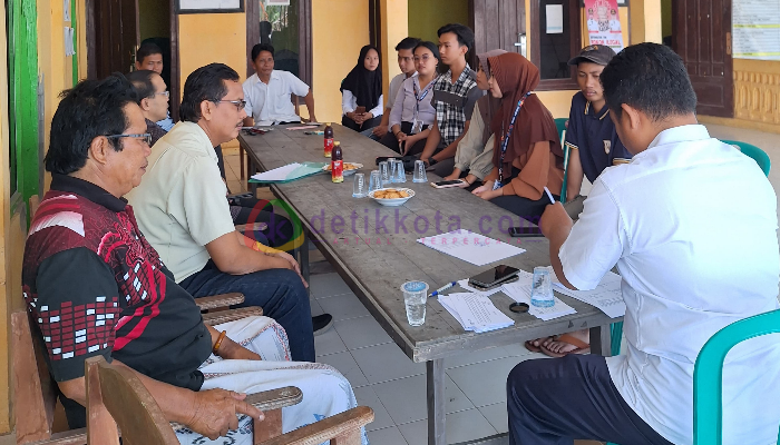 Mahasiswa peserta KKNT Universitas Trunojoyo Madura Bangkalan berdiskusi dengan Pengelola BUMDes Moncek Timur, Kec. Lenteng, Kab. Sumenep.
