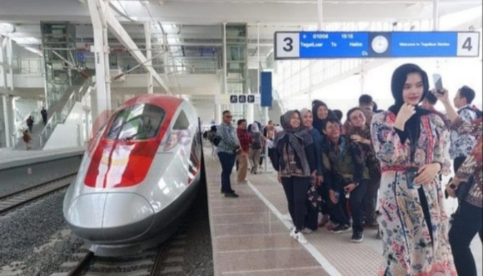 Warga antusias mengikuti uji coba Kereta Cepat KCJB Whoosh di Stasiun Halim, Jakarta.