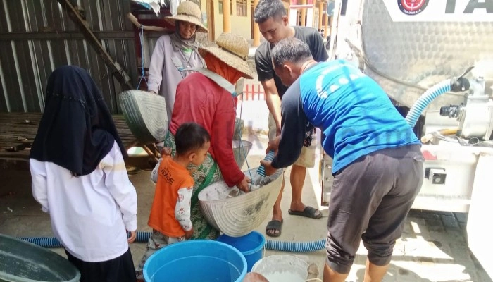 Warga Desa Montorna, Kec. Pasongsongan antusias menyambut bantuan air bersih.