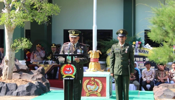 Dandim 0827/Sumenep, Letkol Czi Donny Pramudya Mahardi bertindak sebagai Inspektur Upacara HUT ke-78 TNI di halaman Makodim setempat.
