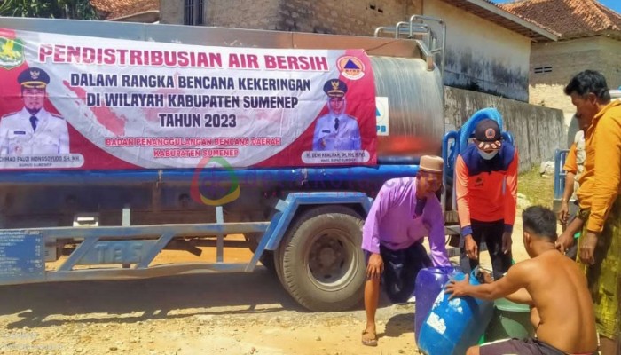 BPBD Kabupaten Sumenep mendistribusikan air bersih ke desa terdampak kekeringan.