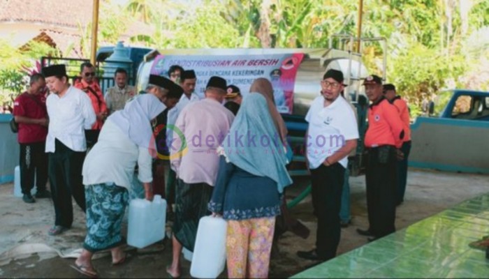 Bupati Sumenep, H. Achmad Fauzi Wongsojudo (pakai blangkon) ikut mendistribusikan air bersih ke warga di daerah terdampak kekeringan.