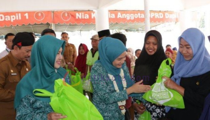[16/10 14:50] [d]avi[d]: Kapolres Sumenep, AKBP Edo Satya Kentriko menyerahkan penghargaan kepada Kasat Lantas AKP Alimuddin Nasution.
[16/10 20:27] [d]avi[d]: Ketua TP PKK Kabupaten Sumenep, Nia Kurnia Fauzi (berkalung bunga) ikut menyalurkan bantuan CPP tahap II di Balai Desa Paberasan, Kec. Kota Sumenep.