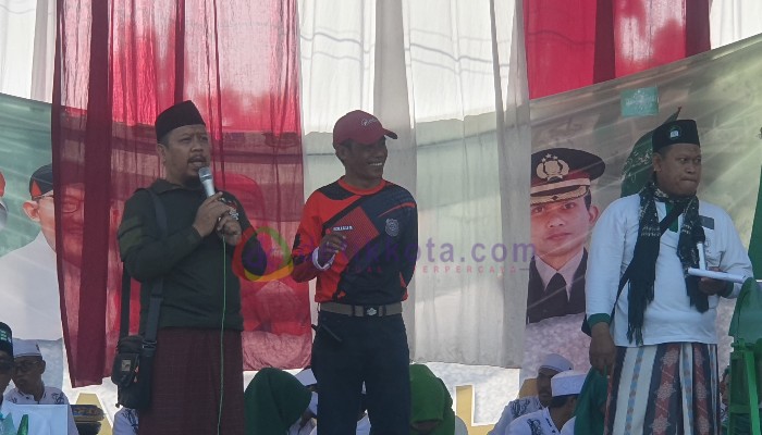 Kasi Kepatuhan Internal dan Penyuluhan Kantor Bea Cukai Madura, Zainul Arifin (pegang mik) didampingi Kasatpol PP Sumenep, Ach. Laili Maulidi di acara JJS Hari Santri Nasional 2023 di Kab. Sumenep.