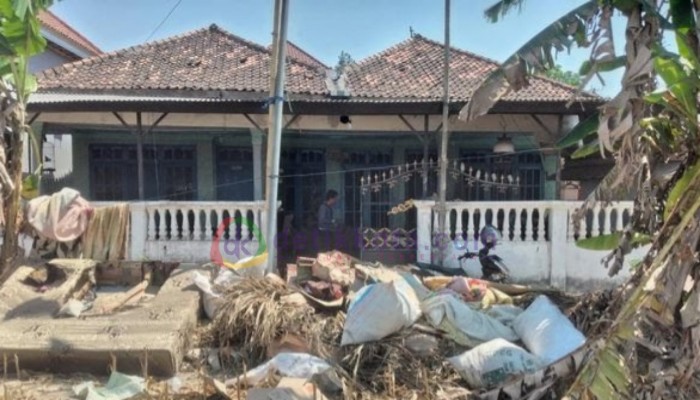 Perabot rumah milik H. Badri warga Desa Payudan Nangger, Kec. Guluk-Guluk, Kab. Sumenep dikeluarkan.
