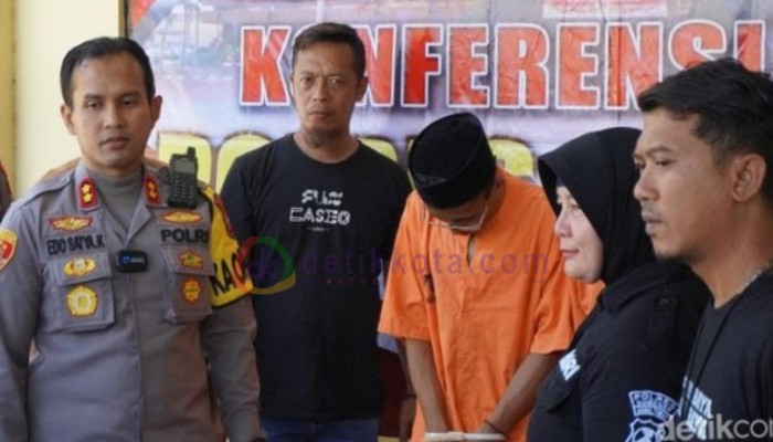 Kapolres Sumenep, AKBP Edo Setya Kentriko menunjukkan pelaku pembunuhan inisial KF, saat Press Releas di Mapolres setempat.