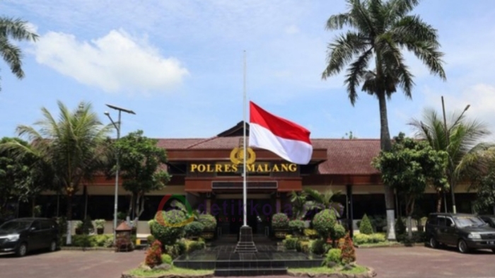 Polres Malang kibarkan bendera setengah tiang.