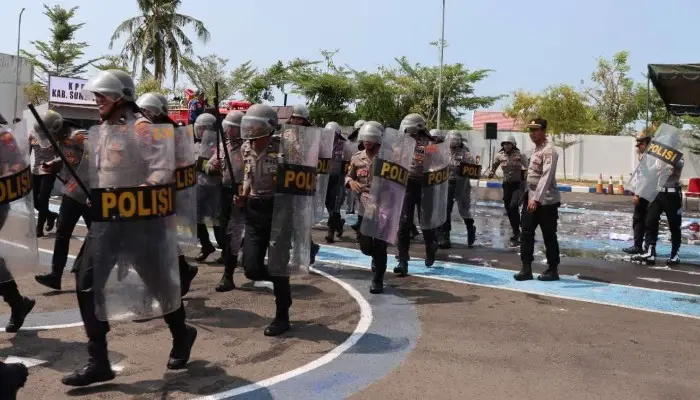 Simulasi Sispamkota oleh personel Polres Sumenep di halaman Satpas SIM Mapolres setempat.