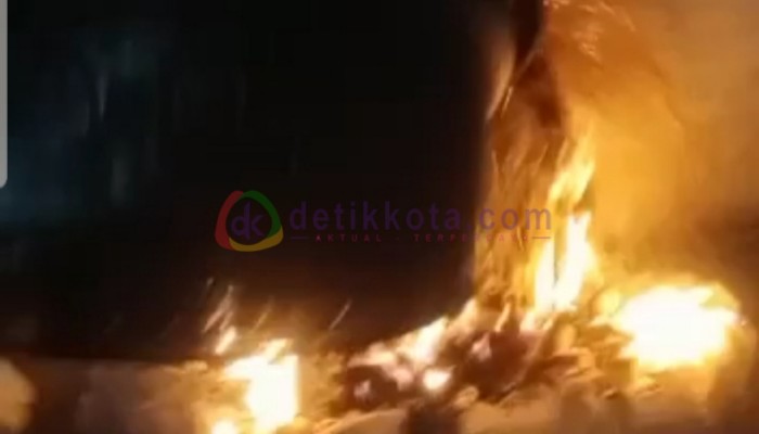 Warga sekitar berusaha memadamkan api misterius yang membakar rumah H. Badri warga Payudan Nangger, Kec. Guluk-Guluk, Kab. Sumenep.