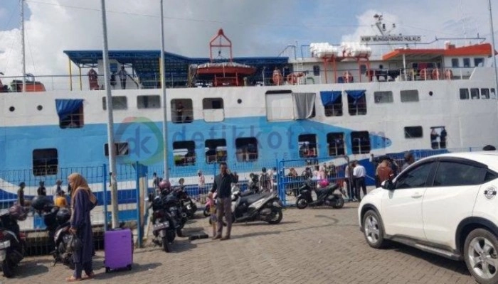 Aktivitas penyeberangan di Pelabuhan Kalianget, Kabupaten Sumenep.