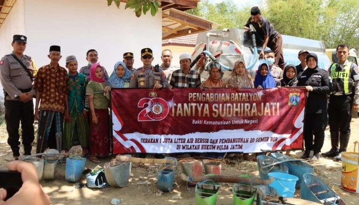Polres Sumenep salurkan air bersih di Desa Montorna dan Prancak, Kecamatan Pasongsongan.