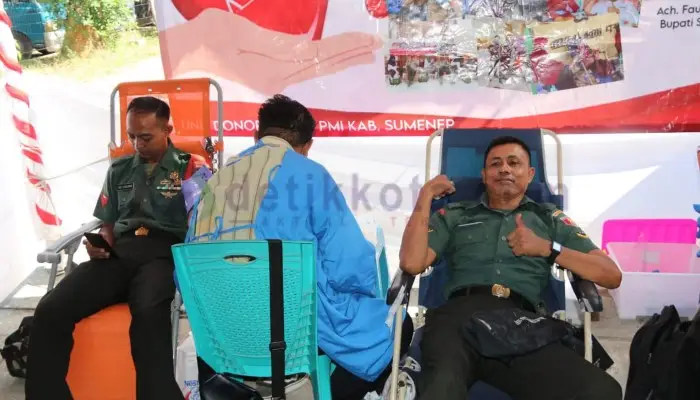 Anggota Kodim 0827/Sumenep melakukan dono darah di acara Sumenep Job Fair 2023.