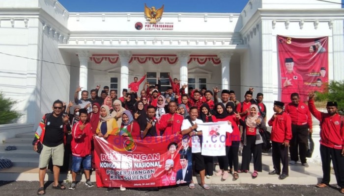 Sejumlah pengurus foto bersama di depan kantor DPC PDIP Kabupaten Sumenep.