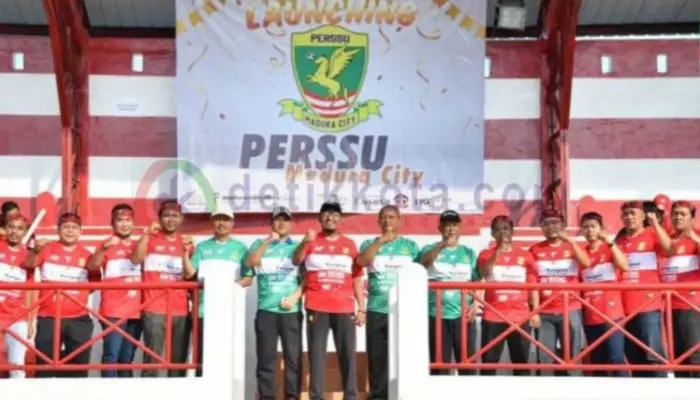 Presiden Klub bersama, H. Achmad Fauzi Wongsojudo bersama manajemen Perssu Madura City pada acara peluncuran jersey baru di GOR A. Yani Panglegur Sumenep.