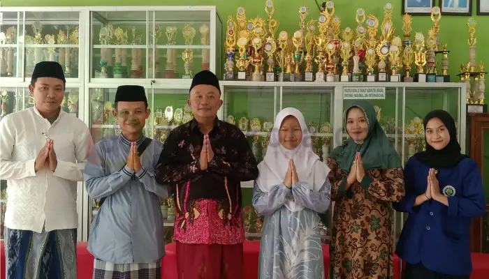 Siswi SMPN 1 Sumenep, Naila (kerudung putih) bersama guru pembimbing sebelum berangkat ke Lomba Tahfidz tingkat Nasional di Surabaya.