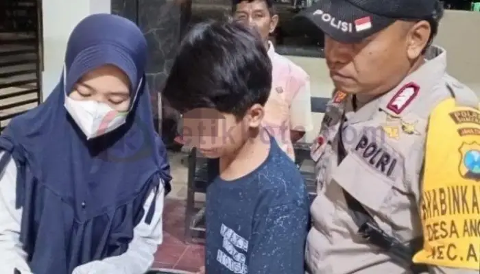 Orang tua RES saat menjemputnya di Mapolsek Kangean, Pulau Kangean, Kab. Sumenep.
