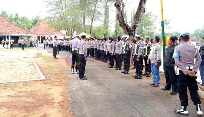 Ratusan personel Polres Sumenep mengawal aksi demonstrasi pemuda dan keluarga bayi di Puskesmas Batang-Batang, Kabupaten Sumenep.