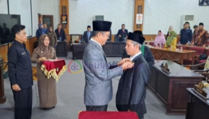 Ketua DPRD Sumenep, KH. Abd. Hamid Ali Munir menyematkan pin kepada Rimbun Hidayat, usai dilantik sebagai anggota dewan hasil PAW dari PKS.