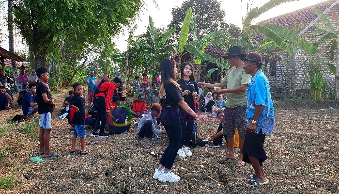Penampilan grup musik Bandtong pada acara tradisi Montemmon Lajengan masyarakat Batuputih.