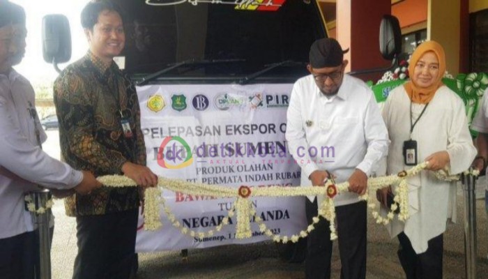 Bupati Sumenep, H. Achmad Fauzi Wongsojudo potong pita pelepasan ekspor bawang merah goreng ke Belanda di depan Kantor Bupati setempat.