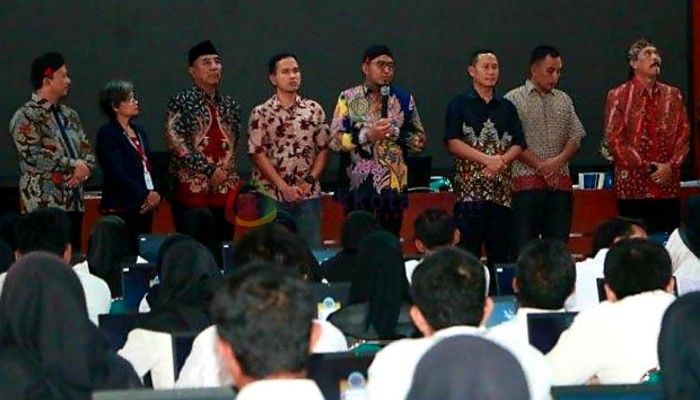 Bupati Sumenep, H. Achmad Fauzi Wongsojudo saat meninjau pelaksanaan CAT rekrutmen PPPK tahun 2023.