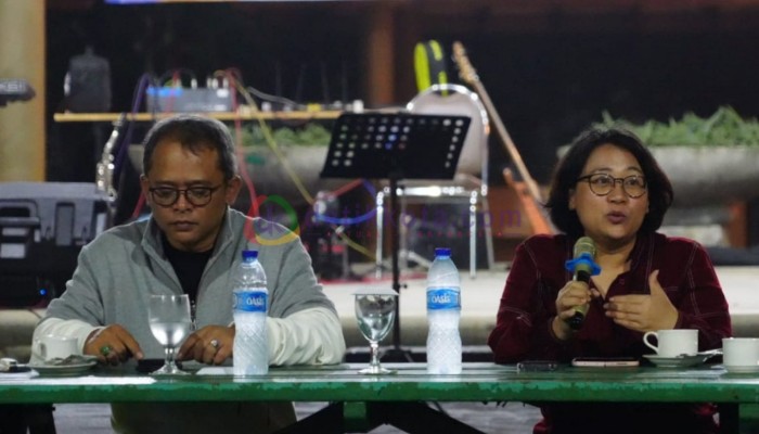 Staf Khusus Menag bidang Media dan Komunikasi Publik, Wibowo Prasetyo (kiri) dan Juru Bicara Kemenag RI, Anna Hasbie (kanan).