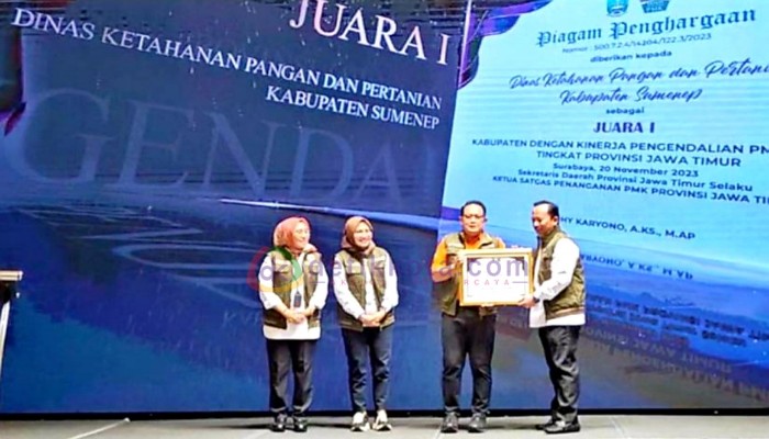 Kepala DKPP Kab. Sumenep Arif Firmanto (kanan) menerima penghargaan sebagai dari Sekdaprov Jatim Adhy Karyono di Surabaya.
