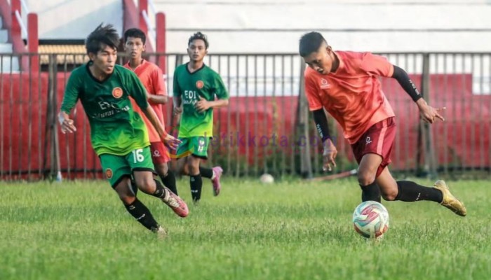 Pertandingan uji coba Perssu Madura City melawan Batang-Batang Selection di GOR A. Yani, Panglegur.