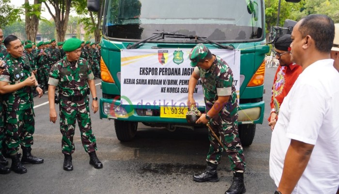 Pangdam V/Brawijaya Mayjen TNI Farid Makruf melepas ekspor perdana jagung silase ke Korea Selatan di Makodim Sumenep.