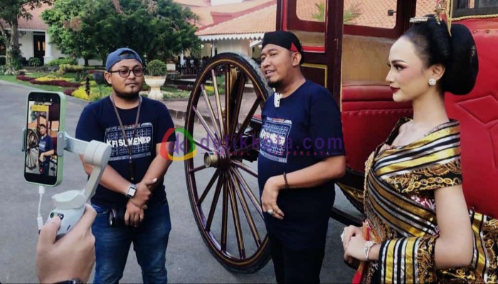Bupati Sumenep, H. Achmad Fauzi Wongsojudo memberikan arahan usai pembuatan video promosi acara Lomba dan Pameran Foto oleh KFI Sumenep.
